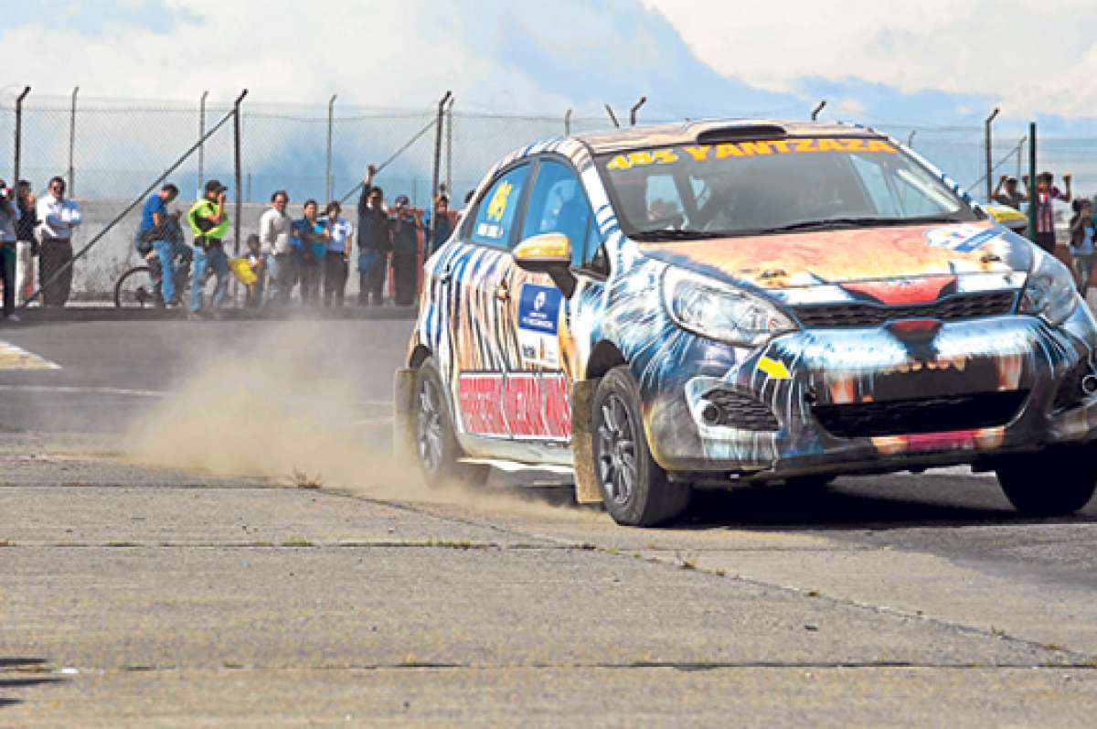 Durante el s&uacute;per prime el pasado viernes, el autom&oacute;vil Kia R&iacute;o de Milton Quezada y Javier Rom&aacute;n, recorre el circuito que se mont&oacute; en el Parque Bicentenario. Foto: Santiago Aguirre / El Tel&eacute;grafo.