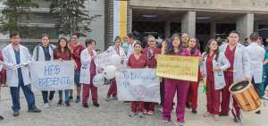 Los internos rotativos de Quito, el &uacute;ltimo jueves, realizaron un plant&oacute;n afuera del Teatro Universitario.