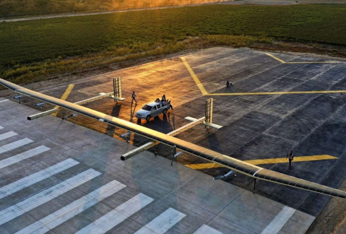 Un dron de energía solar que podría sustituir a los satélites realiza su vuelo inaugural.