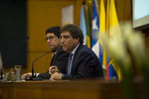 El ministro, Diego Aulestia (izq.), y Diego Zorilla, coordinador del Sistema de Naciones Unidas, en Ecuador, presenciaron el acto. Foto: Andr&eacute;s Darque / El Tel&eacute;grafo