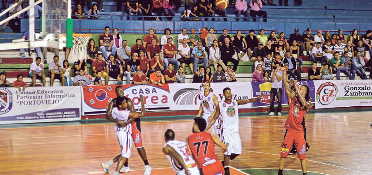 HR Portoviejo (blanco) derrot&oacute; por apenas 2 puntos a Importadora Alvarado, en el coliseo de La California.