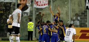 Los jugadores de Delf&iacute;n celebran el triunfo ante la impotencia de los integrantes de Colo Colo.