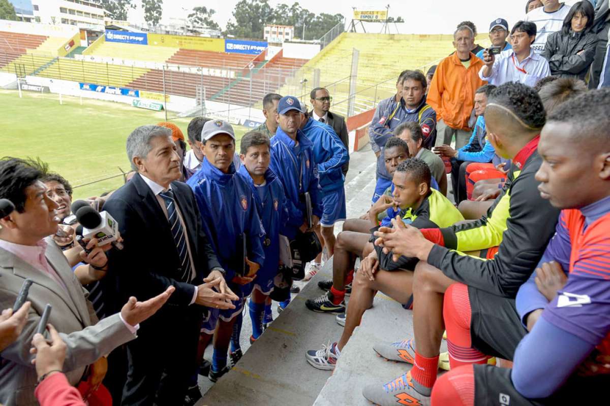 Octavio Zambrano (izquierda) dialoga con los jugadores de El Nacional en el estadio del Aucas. Foto: Miguel Jim&eacute;nez.