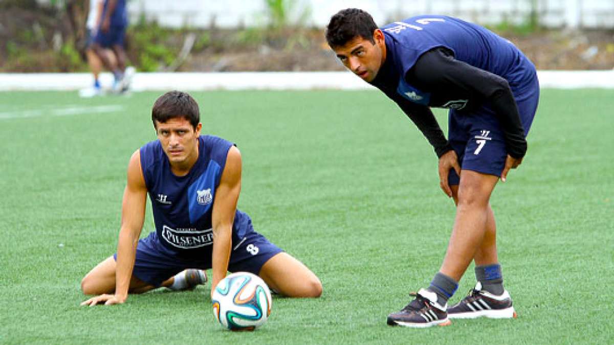 Marcos Mondaini (i.) cumple su cuarta temporada con Emelec desde que regres&oacute; en 2012. Foto: Archivo
