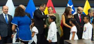 El presidente Rafael Correa, en su discurso inaugural, destac&oacute; la transformaci&oacute;n de la justicia en Ecuador los &uacute;ltimos 10 a&ntilde;os. Saluda a los Ni&ntilde;os Cantores del Pueblo.