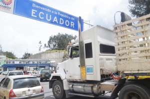 En el &uacute;ltimo feriado, las autoridades colombianas registraron el ingreso  de al menos 16.000 veh&iacute;culos ecuatorianos que cruzaron  el puente de Rumichaca. Foto: Carlos Jim&eacute;nez / El Tel&eacute;grafo