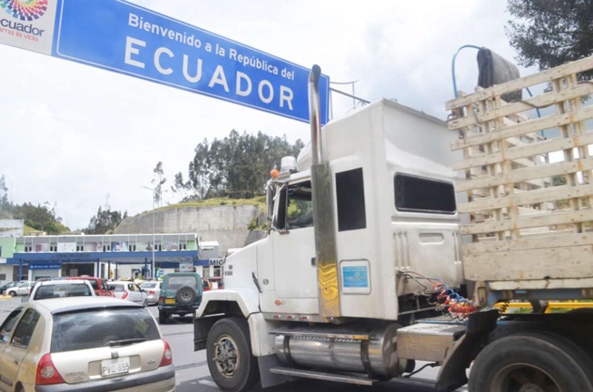 En el &uacute;ltimo feriado, las autoridades colombianas registraron el ingreso  de al menos 16.000 veh&iacute;culos ecuatorianos que cruzaron  el puente de Rumichaca. Foto: Carlos Jim&eacute;nez / El Tel&eacute;grafo