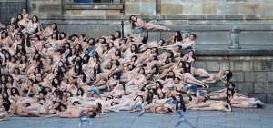 Im&aacute;genes de 6.000 personas desnudas frente al Congreso de Colombia