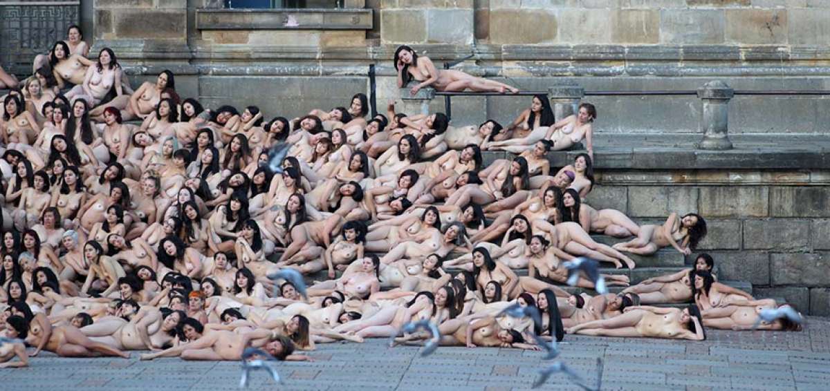 Im&aacute;genes de 6.000 personas desnudas frente al Congreso de Colombia