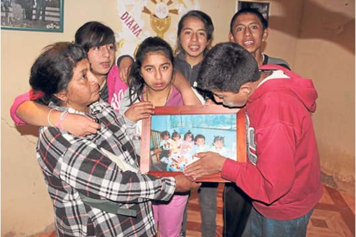 Han pasado 15 a&ntilde;os desde que esta cuencana trajo al mundo a los quintillizos. Hoy siente que la responsabilidad para cuidar a sus hijos no ha disminudo, pues tiene que seguir trabajando para costear su estudio y alimentaci&oacute;n. Foto: DIANA VERA/EL TEL&Eacute;GRAFO