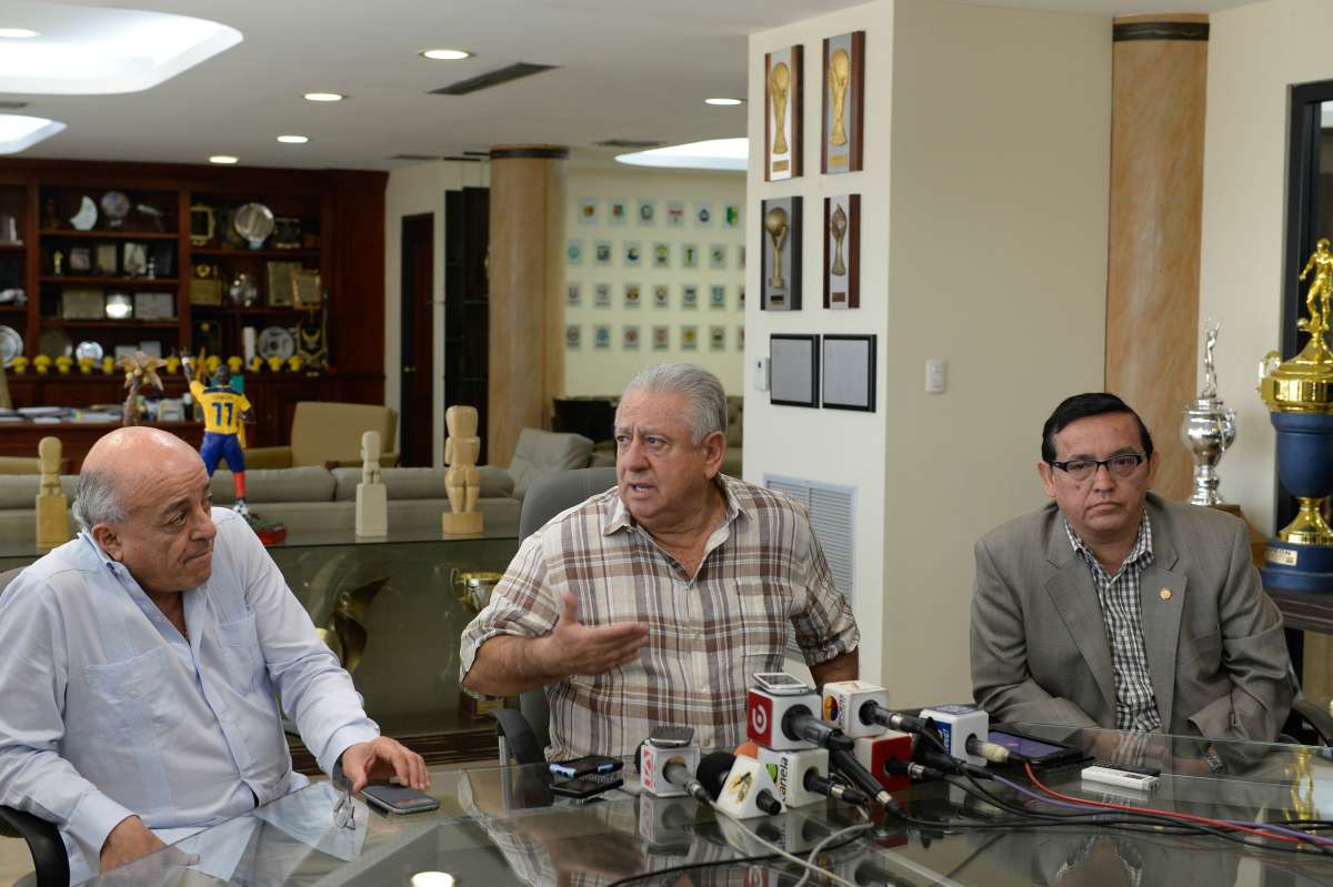 Luis Chiriboga (c.) explic&oacute; el por qu&eacute; no se dio la reuni&oacute;n con la AFe esta ma&ntilde;ana como se ten&iacute;a planificado. Foto: Lylibeth Coloma/El Tel&eacute;grafo