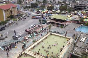 Las piscinas de La Virgen, en Ba&ntilde;os de Agua Santa, son parte de un complejo termal urbano muy frecuentado. Foto: Jos&eacute; Miguel Castillo.