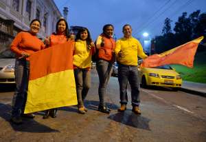 Jessica Ben&iacute;tez (c), candidata a la alcald&iacute;a por el Partido Roldosista Ecuatoriano (Pre)