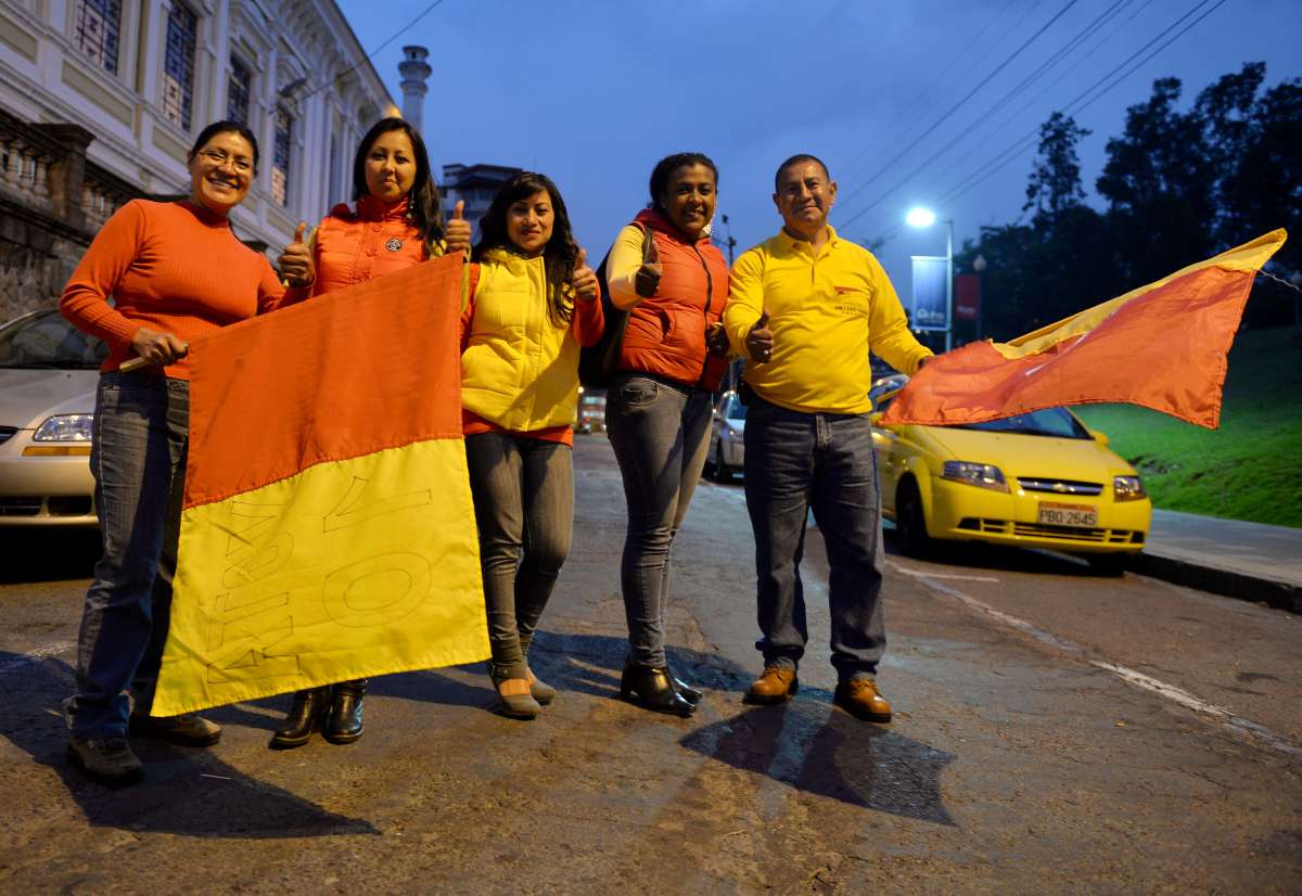 Jessica Ben&iacute;tez (c), candidata a la alcald&iacute;a por el Partido Roldosista Ecuatoriano (Pre)