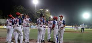 Un grupo de j&oacute;venes peloteros desfil&oacute; ayer en la cancha durante la ceremonia presidida por la vicealcaldesa, Dom&eacute;nica Tabacchi.   