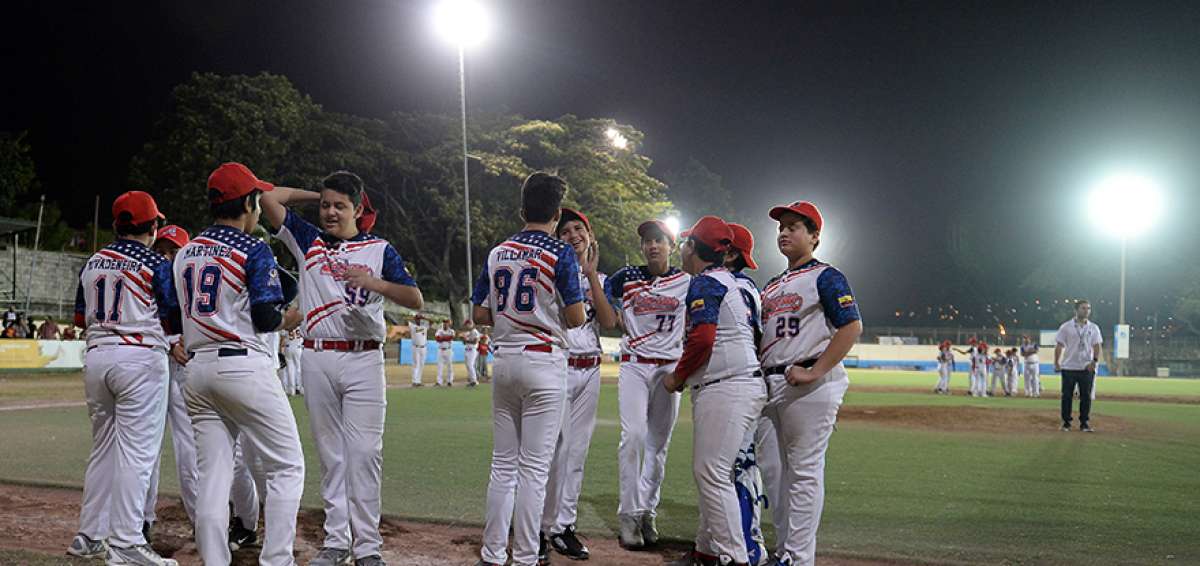 Un grupo de j&oacute;venes peloteros desfil&oacute; ayer en la cancha durante la ceremonia presidida por la vicealcaldesa, Dom&eacute;nica Tabacchi.   