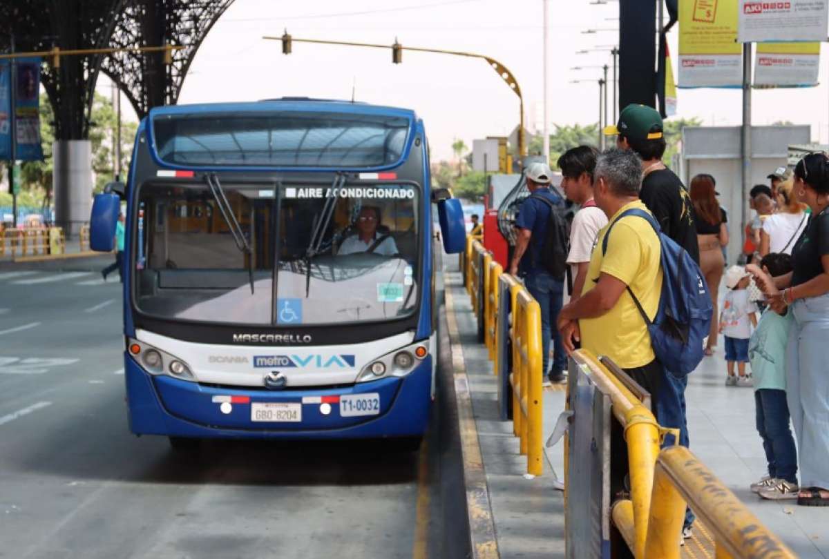 El alcalde de Guayaquil, Aquiles Alvarez, anunció que la tarifa de la Metrovía y el transporte ejecutivo será de USD 0,45.