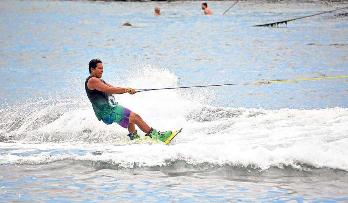 Jamie Baz&aacute;n es uno de los deportistas nacionales que defender&aacute; su t&iacute;tulo bolivariano de playa en Huanchaco. Lo har&aacute; en esqu&iacute; n&aacute;utico. Foto: Archivo / El Tel&eacute;grafo.