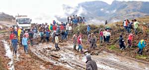 La participaci&oacute;n de las poblaciones asentadas a lo largo de la v&iacute;a ha sido importante para la construcci&oacute;n de este eje vial que conectar&aacute; Azuay y el Oriente. Foto: Cortes&iacute;a