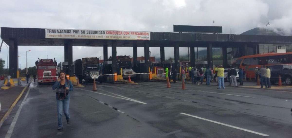 Protestas en el peaje de Al&oacute;ag generaron el cierre de la v&iacute;a