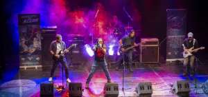 Diego Proa&ntilde;o (guitarra), V&iacute;ctor Viteri (voz), Mauricio Lagos (bater&iacute;a), Juan Guanoluisa (bajo) y David Proa&ntilde;o (guitarra) en el c&eacute;ntrico Teatro &ldquo;Ernesto Alb&aacute;n&rdquo;.