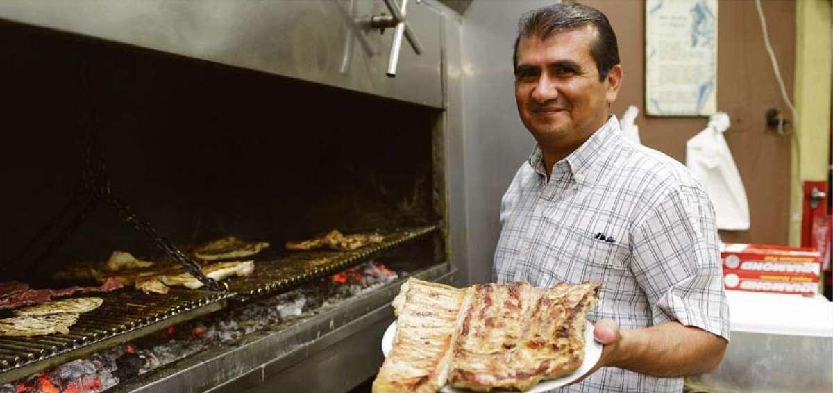 R&oacute;binson Aladino Cede&ntilde;o tiene su parrillada en la ciudadela Quisqu&iacute;s, atr&aacute;s de la Facso. Su chuleta gigante es famosa y atrae numerosos clientes.