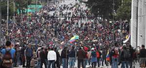 Los ind&iacute;genas presentes en El Arbolito realizan rituales previo a la marcha hacia el Palacio de Gobierno.