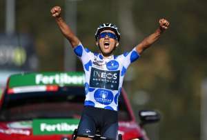 Richard Carapaz fue felicitado en la meta y celebró con champaña