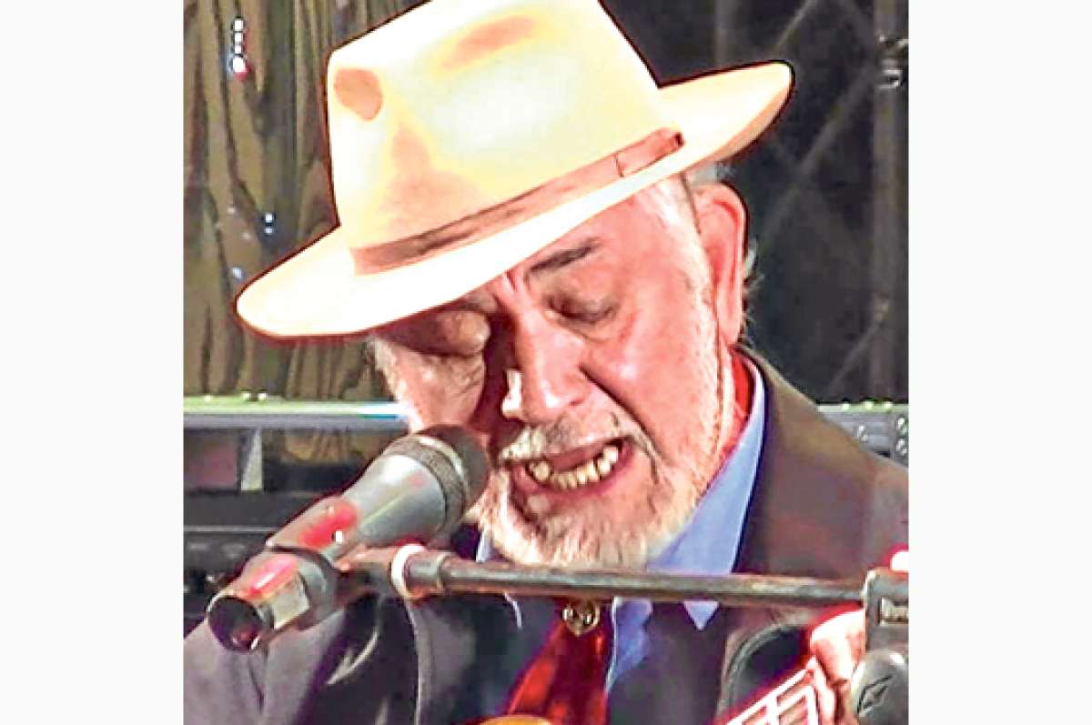 Carlos Santa Mar&iacute;a fue condecorado por el Senado  de Argentina