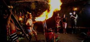 Abraham Calazac&oacute;n, del proyecto tur&iacute;stico Mushily, en un ritual en la comuna Chig&uuml;ilpe, de Santo Domingo.