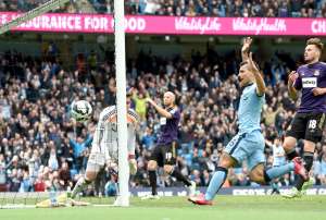 Sergio Ag&uuml;ero (celeste) en el momento en que marc&oacute; el segundo y definitivo gol en el partido de ayer contra el West Ham, en el Etihad Stadium. Foto: AFP
