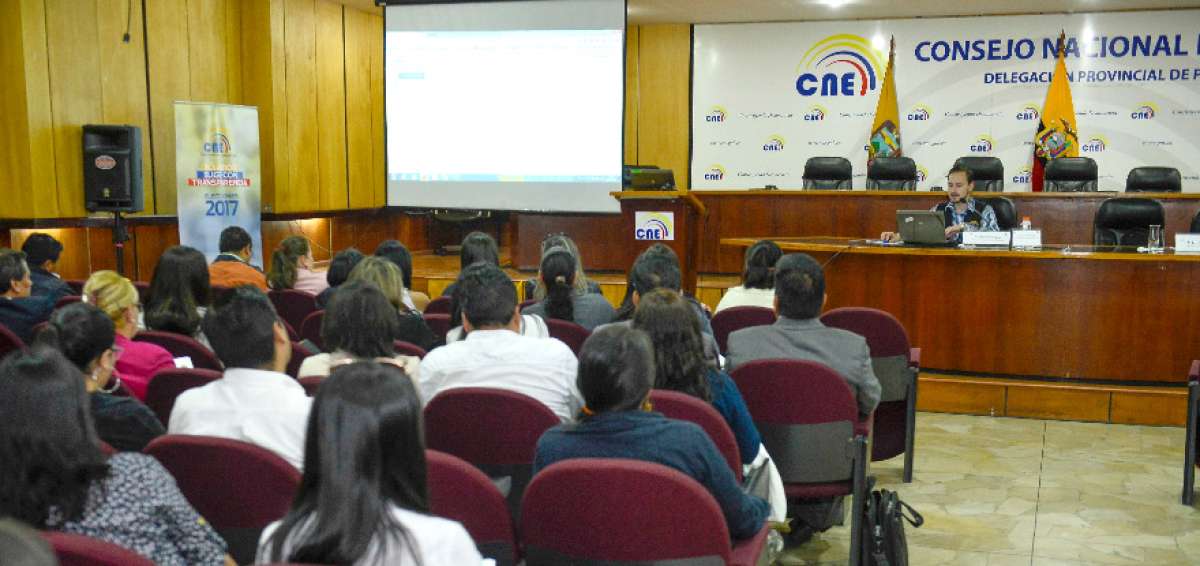 Representantes de los medios de informaci&oacute;n escuchan los requisitos para poder inscribirse como proveedores.