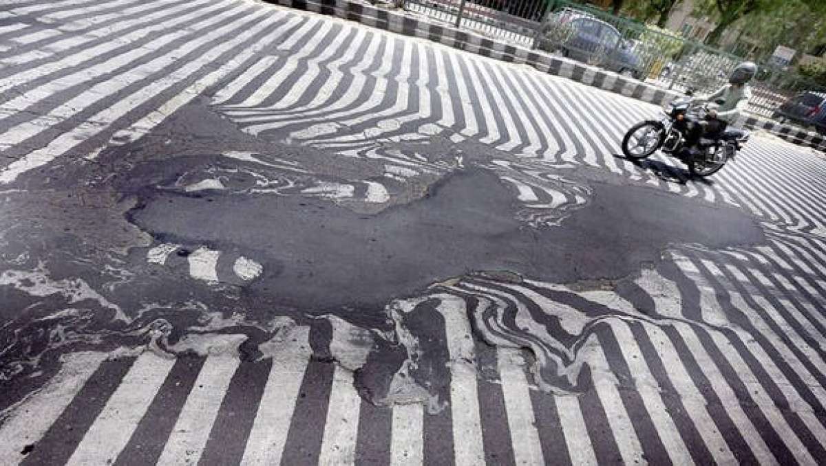 En India se han registrado temperaturas cercanas a los 50&ordm; cent&iacute;grados que han derretido el asfalto de las avenidas. 