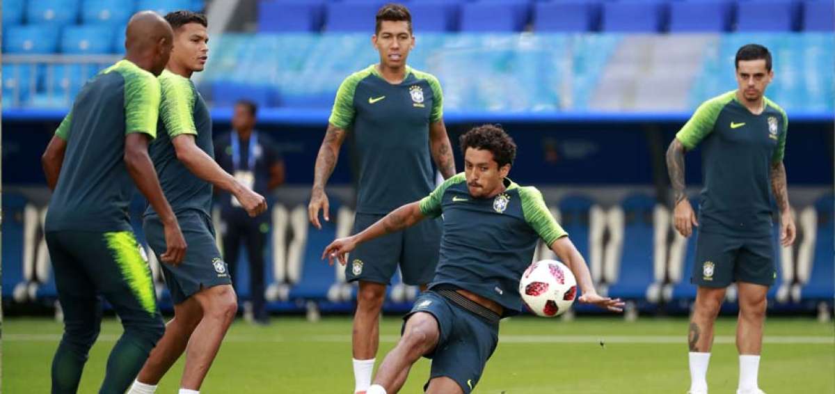 &ldquo;Marquinhos&rdquo;, zaguero de la selecci&oacute;n de Brasil (centro), en un ensayo en el estadio Cosmos Arena.