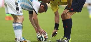 Lionel Messi, capit&aacute;n de la selecci&oacute;n argentina, coloca el bal&oacute;n mientras el juez le indica el lugar utilizando el spray evanescente, sucedi&oacute; en el Mundial 2014.