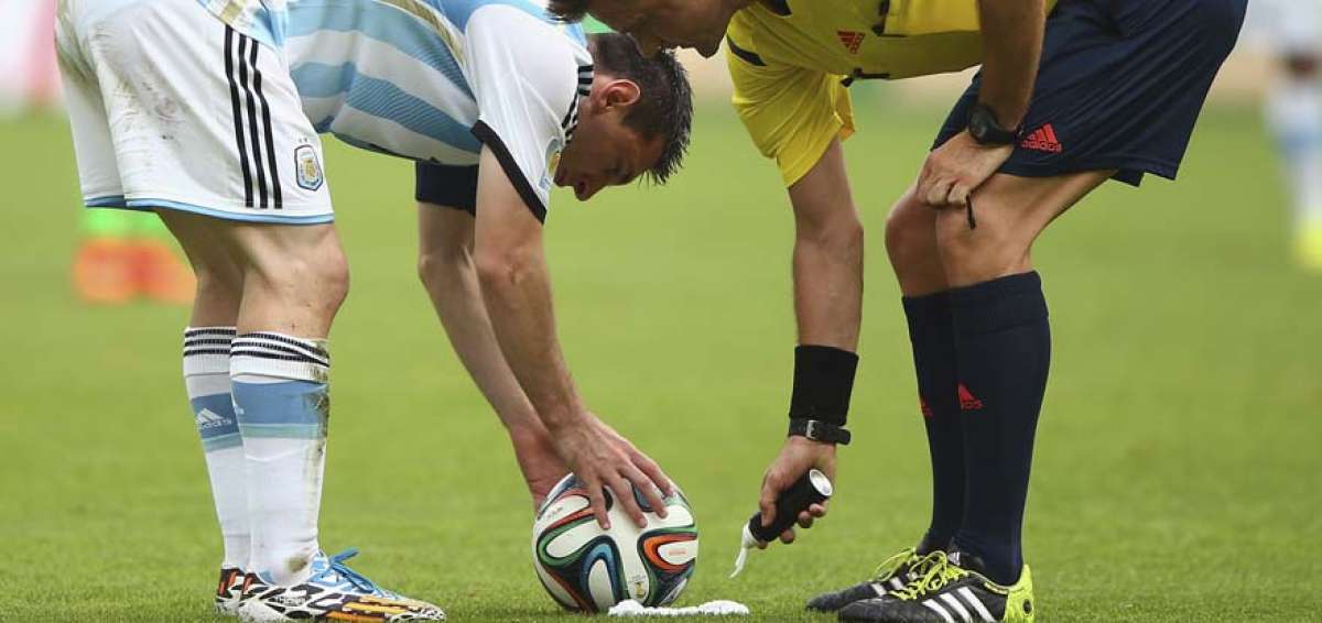 Lionel Messi, capit&aacute;n de la selecci&oacute;n argentina, coloca el bal&oacute;n mientras el juez le indica el lugar utilizando el spray evanescente, sucedi&oacute; en el Mundial 2014.