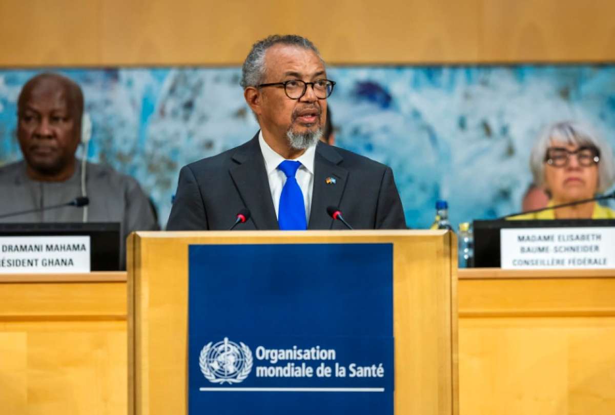 El Director General de la Organizaci&oacute;n Mundial de la Salud (OMS) Tedros Adhanom Ghebreyesus (C) pronuncia su discurso durante la inauguraci&oacute;n de la 79&ordf; Asamblea Mundial de la Salud (WHA79) 