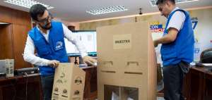 Funcionarios del CNE presentaron las urnas-biombo de una sola pieza que se utilizar&aacute;n en las pr&oacute;ximas elecciones.