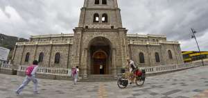 La plaza e iglesia de Chimbo son sitios emblem&aacute;ticos del cant&oacute;n. En la primera se organizan ferias en las que se ofertan pailas de todos los tama&ntilde;os.