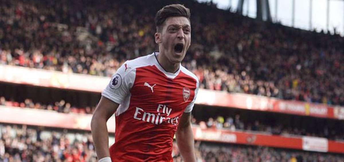 &Ouml;zil ampl&iacute;a contrato con el Arsenal hasta 2021