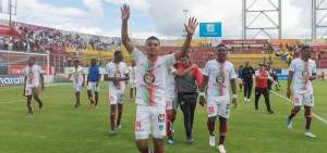 Los jugadores de Mushuc Runa celebran la clasificaci&oacute;n a la Copa Sudamericana tras dejar en el camino a Aucas.