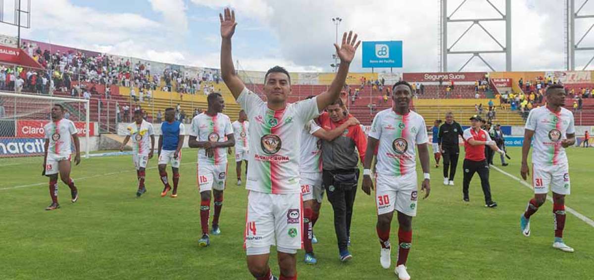 Los jugadores de Mushuc Runa celebran la clasificaci&oacute;n a la Copa Sudamericana tras dejar en el camino a Aucas.