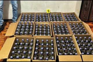 La Policía Nacional decomisó licor adulterado, tras allanamientos en Quito. 