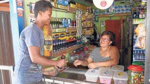 En el pa&iacute;s se estima que existen cerca de 150 mil tiendas o puntos de venta que generan trabajo a 300 mil personas. Foto: Cortes&iacute;a