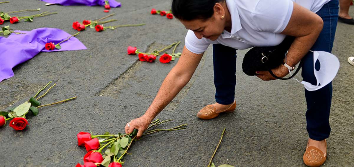 Rosas rojas y  monigotes simbolizaron el n&uacute;mero de femicidios que se han registrado en el pa&iacute;s desde que entr&oacute; en vigencia el COIP.