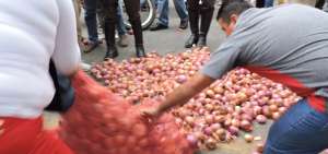 Productores de cebolla protestaron ante supuesto contrabando peruano