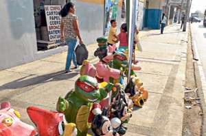 Los vendedores de monigotes de las zonas alternas se&ntilde;alan que han invertido hasta $ 1.300. Tambi&eacute;n abastecen a la calle 6 de Marzo. Foto: Miguel Castro / El Tel&eacute;grafo