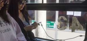 Los usuarios de los biarticulados pueden cargar sus dispositivos de forma gratuita. 