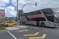 Un taxi y un autobús interprovincial se vieron implicados en un accidente de tránsito en el sur de Quito.