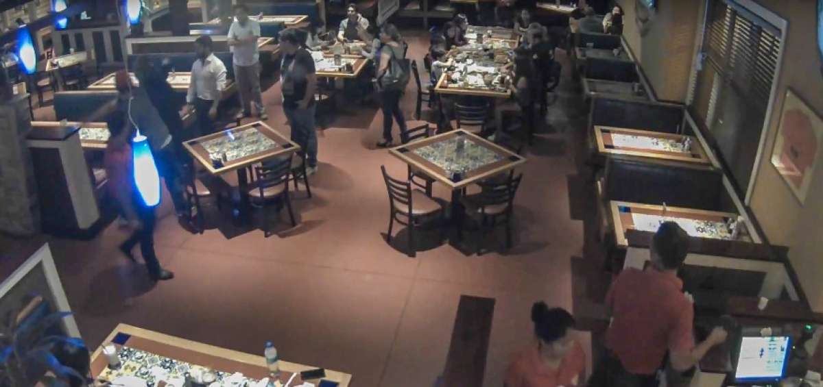 Imagen del instante en que Ricardo Rivera recibe un golpe por la espalda en un restaurante de Guayaquil.